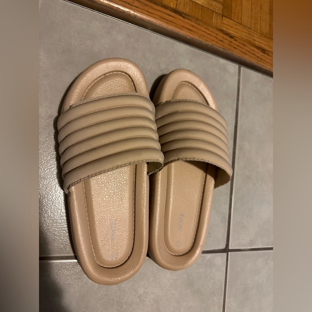 Beige slides size 6